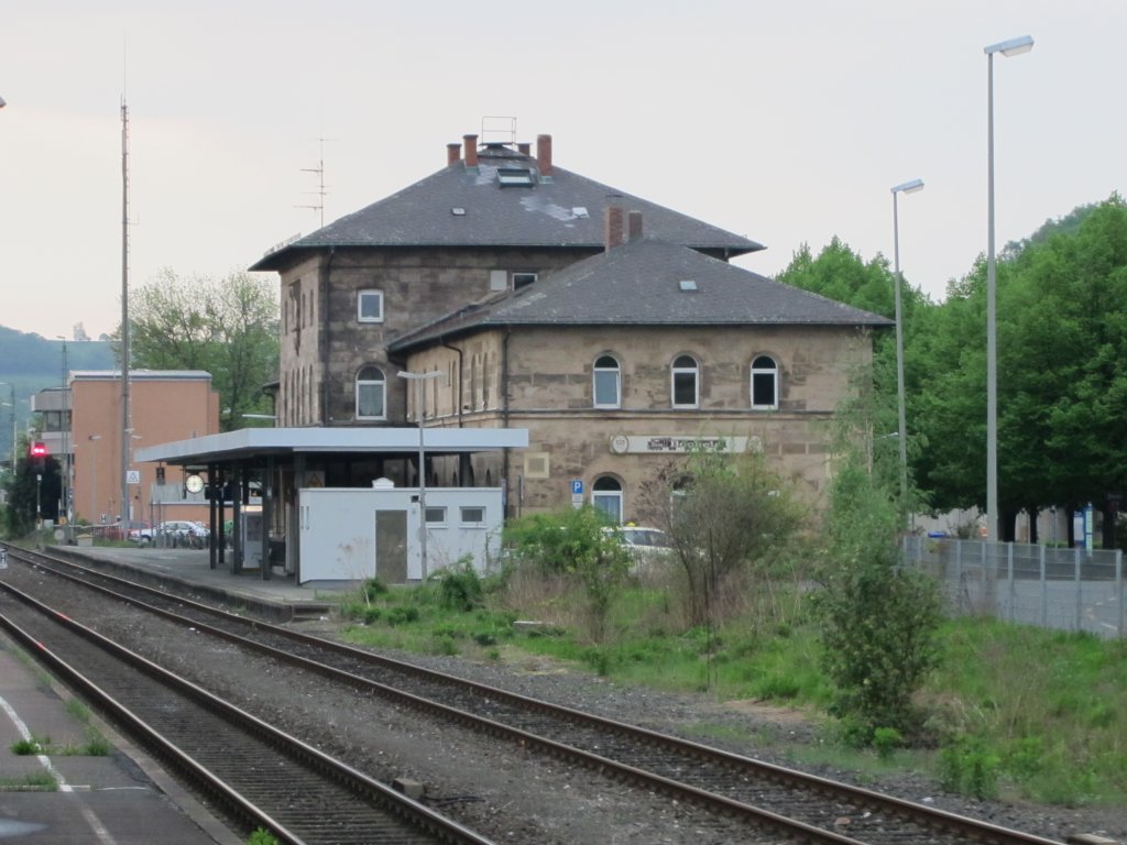 1.5.2011 5:57 Blick auf das Bahnhofsgebude des Bahnhofs Kulmbach von der Bahnsteigseite aus.