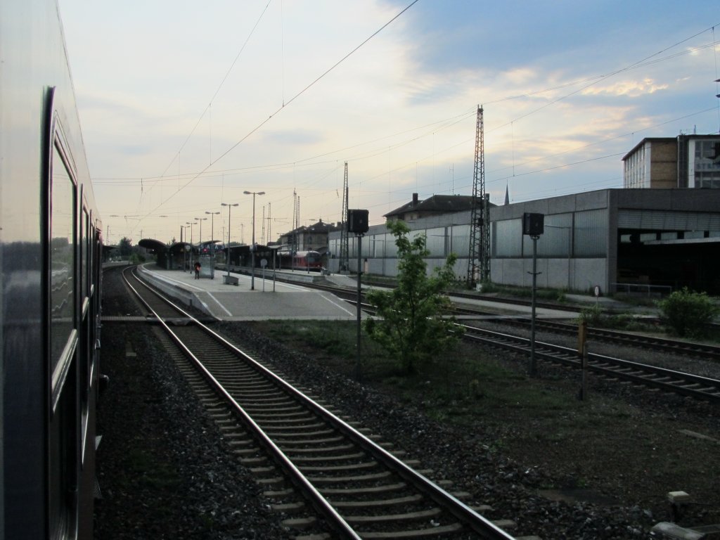 1.5.2011 6:24 Blick auf die Bahnsteige 1 und 2 des Lichtenfelser Bahnhofs bei schner Morgensonne.