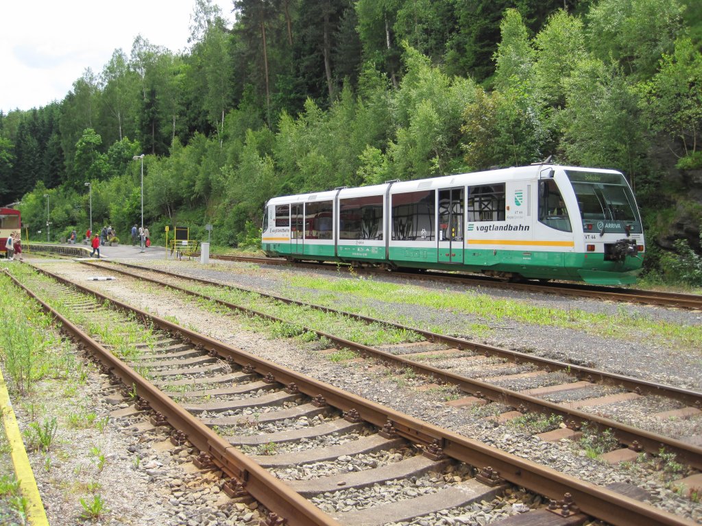 19.6.2010 13:47 VT 44 der Vogtlandbahn aus Zwickau Zentrum nach Sokolov bei der Einfahrt in den Bahnhof Kraslice.