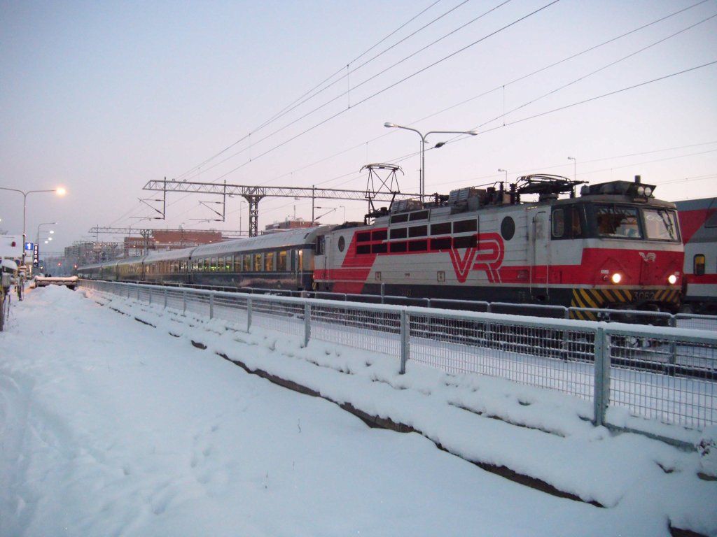3.1.2011 9:46 VR Baureihe Sr1 mit einem IC nach Helsinki bei der Ausfahrt aus Oulu.