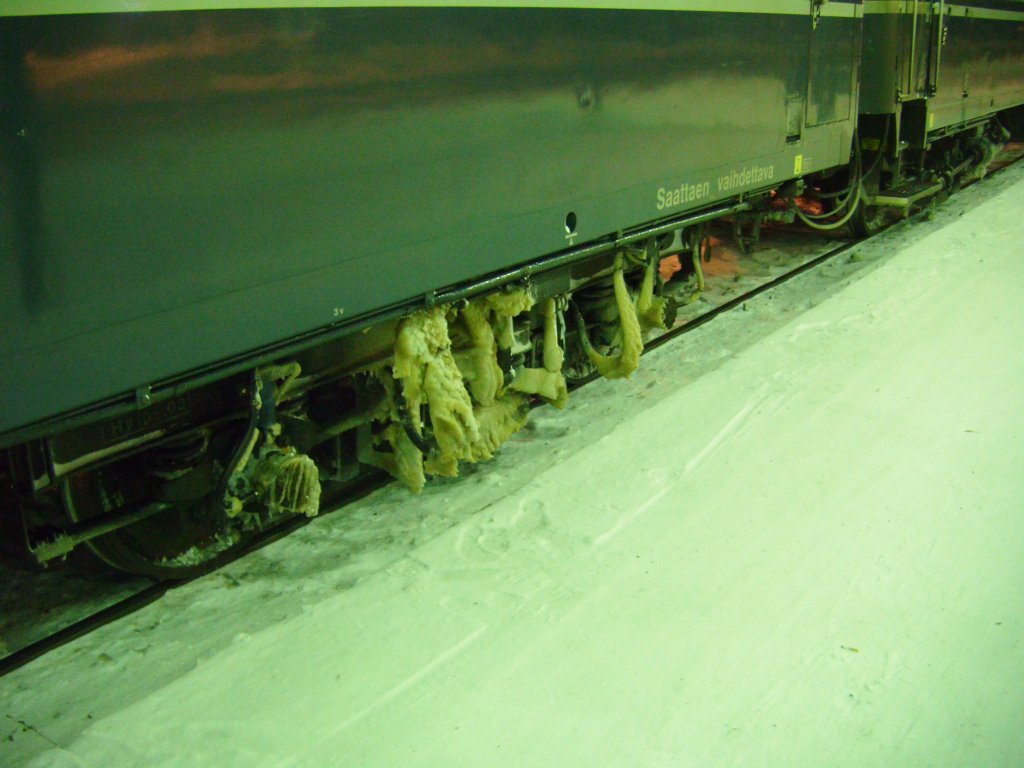 6.1.2011 19:59 Stark vereistes Drehgestell eines Personenwagens der in einen Schnellzug nach Kajaani eingereit ist.