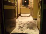 6.1.2011 20:01 Eingeschneiter Einstiegsbereich eines Schnellzugwagens, gesehen im Bahnhof Oulu.
