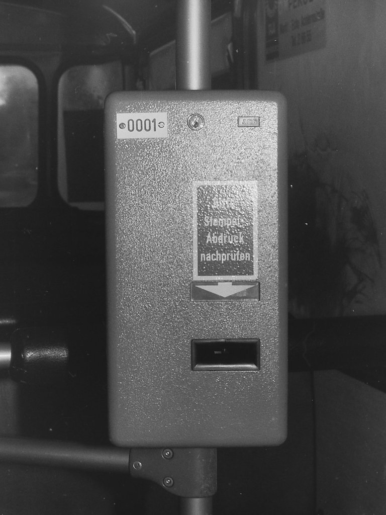 1982, ... was im Bus deutlich durch ein lautes Ger�usch in den Fahrscheinentwertern vernehmbar war. Hier �brigens der Entwerter mit der laufenden Nummer 0001, aufgenommen am 21.12.1982.