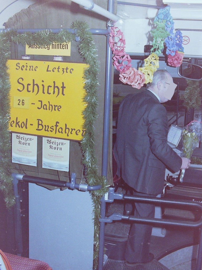 1982. In diesem Jahr warfen die ersten Anzeichen f�r Probleme in denen der �ffentliche Nahverkehr in Oldenburg steckte ihre Schatten voraus. Am 19.12.82 berichtete das  Oldenburger Wochenblatt  �ber sechs Busfahrer, die freiwillig fr�her aus dem Dienst ausscheiden wollten um so K�ndigungen zun�chst zu vermeiden. Einer war Albert H. der am 29.12.82 seine letzte Schicht fuhr. Es war lange Tradition, dass an solchen Tagen der Fahrer nicht nur einen Bus des neuesten Jahrganges erhielt, sondern sein Arbeitsplatz auch entsprechend geschm�ckt war. Der Fahrer hat hier gerade an der Endstation der Linie 7 in DRIELAKE einen Strau� Blumen von einer Stammkundin erhalten.