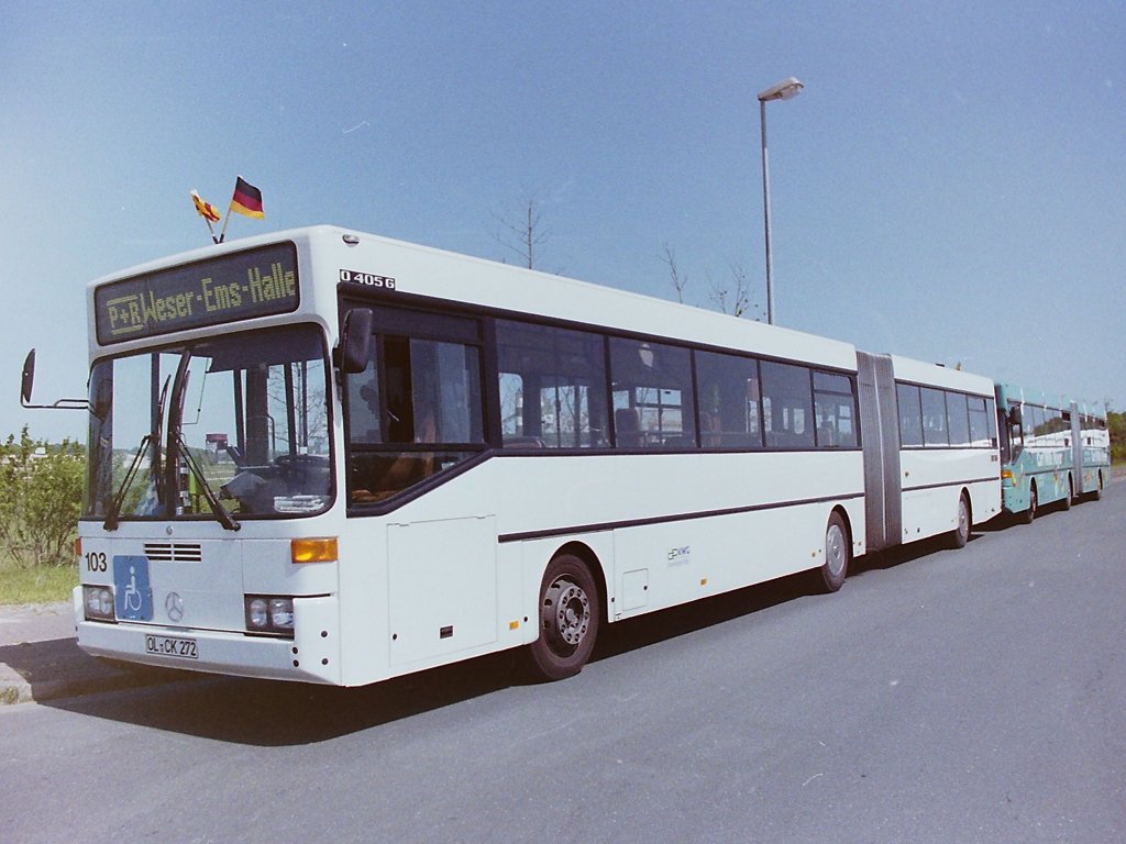 Daimler Benz O 405 G. Beginnen wir also gleich mit dem Gelenkbus von Mercedes. Der O 405 G war der direkte Nachfolger des O 305 G. Die mit 220 Kw starken Motoren ausgestatteten Linienbusse wurden von 1984 bis 2001 produziert. In Oldenburg wurde erst 1988 mit Wagen 141 (101) der erste Bus dieses Typ angeschafft. Die beiden hier abgebildeten Fahrzeuge waren die ersten Gelenkbusse im Fuhrpark mit Hublift in der vorderen T�r. Bei einer L�nge von 17,50 m waren die Busse f�r 55 Sitz- und 107 Stehpl�tze ausgelegt. W�hrend die Gelenkbusse fr�her ausschlie�lich auf der Linie 2 zwischen den Endstationen KRUSENBUSCH und der LEUCHTENBURGER STRASSE (sp�ter FLUGHAFEN) fuhren, begann die VWG diesen Fahrzeugtyp ab 1993 auch auf anderen geeigneten Linien einzusetzen. Die Gelenkbusse gewannen daher an Bedeutung und so stieg ihre Anzahl im Verh�ltnis zu den Solowagen zwangsl�ufig an. Ende 1983 waren sieben Gelenkbusse im Fuhrpark. Diese Anzahl war ausreichend um die Uml�ufe von f�nf bis sechs Fahrzeugen auf der Linie 2 zu bedienen. Der Rest wurde bei Bedarf z.B. im Winterfahrplan durch Solowagen gestellt, von denen sowieso zwei f�r die Sp�tschicht ben�tigt wurden. Ende 1993 waren bereits 10 Gelenkbusse im Dienst und die Tendenz war steigend. 