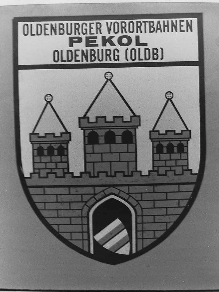 Das Ende der Oldenburger Vorortbahnen Pekol GmbH. 1933 hatte Theodor Pekol mit dem Betrieb von benzingetriebenen Bussen angefangen ein Nahverkehrsystem in Oldenburg aufzubauen. Sp�ter wurde der Fuhrpark auf Diesel- und dann auf Oberleitungsbetrieb umgestellt. Die Folgen des Krieges gingen auch an den OVB-Pekol nicht spurlos vorbei, aber es zeigte sich, dass Theodor Pekol nicht nur Gesch�ftsmann war, sondern auch T�ftler und Konstrukteur. Mitte der 50er Jahre entwickelte er den ersten Bus mit selbstragender Karosserie, ein Bus mit mehr Nutzlast als Eigengewicht. Seine Patente und Erfindungen finden heute noch Anwendung und die Firma K�ssbohrer f�hrt den Begriff SETRA (SElbstTRAgend) heute noch in ihrer Bezeichnung. Das Wappen der Stadt Oldenburg trugen nicht nur die Linienbusse, es begleitete auch reisende Oldenburger, anfangs auf selbst gebauten Reisebusse, sp�ter auf modernen Bussen des Typ K�ssbohrer und Mercedes. Wenn die Oldenburger Bus fuhren, dann fuhren sie Pekol, dann fuhren sie ...