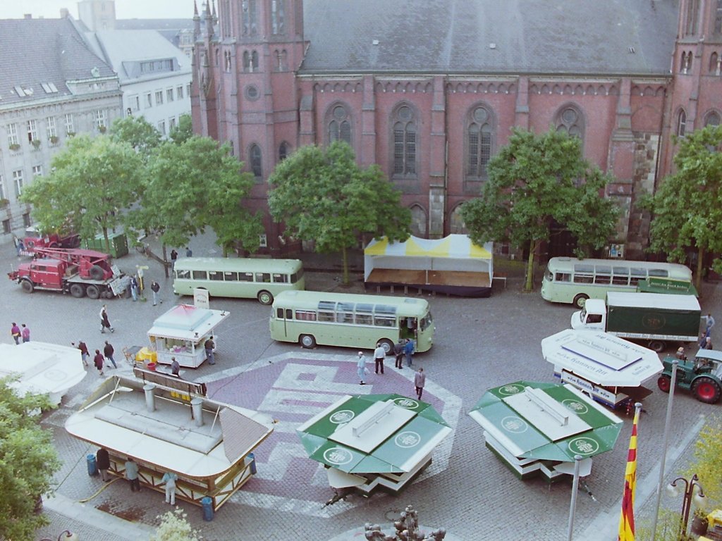 Das vorerst letzte Bild, das ich an dieser Stelle zeige, stammt aus dem Jahr 1992. Vor ann�hernd 20 Jahren pr�sentierte Hans-Joachim Luckau einen Teil seiner Sammlung alter Pekol-Eigenbauten auf dem Marktplatz neben der Lambertikirche. Ein historischer Ort, denn hier befand sich vor der Einrichtung der Fu�g�ngerzone die zentrale Umsteigestelle der Oldenburger Vorortbahnen Pekol. Ein anderer historischer Ort, die ehemaligen Hallen der OVB Pekol an der Alexanderstra�e, der Ort an dem Theodor Pekol eigene Busse baute und Konstruktionen entwickelte, die heute noch Anwendung in Linien- und Reisebussen finden, befindet sich zur Zeit im Wandel. Die Halle f�r die Reisebusse ist bereits abgerissen, die s�dlichen Anbauten der ehemaligen Fahrzeughallen auch. Noch immer haben die alten Busse kein endg�ltiges Zuhause gefunden. Die Gr�nde daf�r m�gen vielf�ltig sein, fest steht, dass die Verantwortlichen in all den vergangenen Jahren nicht zu einer Entscheidung finden konnten, die erhaltenen und vorhandenen ehemaligen Fahrzeuge der OVB Pekol in angemessener Weise zu pr�sentieren. Inzwischen sind es nicht mehr nur Busse : Das Land Niedersachsen hat die 14 ehemaligen Omnibusse, von denen nur ein Teil restauriert ist, zu  Beweglichem Kulturgut  erkl�rt. Die zahlreiche Internetpr�senz von Busfans in Oldenburg, in Deutschland, ja sogar in der ganzen Welt beweist wie gro� das Interesse vieler Menschen an dem Nahverkehrsmittel Omnibus war und auch noch ist. Ich hoffe, dass diese Seiten einen Teil dazu beigetragen haben, die j�ngere Geschichte der Busse im Oldenburger Nahverkehr lebendig zu halten. Da zur Zeit eine Besichtigung der alten Busse nur eingeschr�nkt m�glich ist f�ge ich hier einige LINKS an, die Bilder dieser Fahrzeuge zeigen. Au�erdem m�chte ich auf die Seiten von Klaus D. Stolle hinweisen, der sich intensiv mit Oldenburg und mit dem Nahverkehr in dieser Stadt besch�ftigt hat und diese Chronik weiter fortsetzt. Ich lade nunmehr alle ein, die �ber Bilder alter Oldenburger Busse verf�gen, diese hier hochzuladen und damit diese Seiten fortzuf�hren. Beweisen wir den Kritikern, dass auch Busse Platz in einem Museum brauchen und das Oldenburg dann neben Namen wie M�nchen, Berlin, Solingen, London, Swansea, Oxford, Chicagoland, Greyhound usw. stehen w�rde. Vielen Dank ! Ihr Heiko Beyer

http://www.trollibus-oldenburg.eu/27274.html , http://www.oldtimer-markt.de/?noscript=/content/OMD_AT_Pekol_Busse_ASA/5929750#/content/OMD_AT_Pekol_Busse_ASA/5929750 , http://transport-graphics.net/aktuell/pekol/seite1.html , 