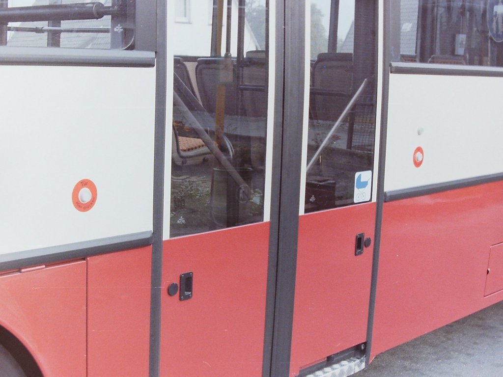 DB Vorf�hrwagen, MA-YV 208. Auch dieses Modell des O 405 verf�gte wie schon der Neoplan N 416 �ber Schalter, die mitfahrwilligen Fahrg�sten erm�glichten die hinteren T�ren von au�en selbst zu �ffnen.