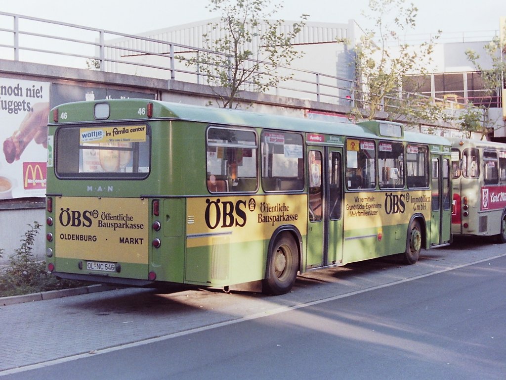 Die �BS-Busse. Die T�rseite auf die wir hier bei Wagen 46 blicken bot nicht so viel Spielraum f�r Ver�nderungen. Sehr wohl aber die Beschriftung der Heckklappe.  �BS  in unterschiedlichen Buchstabengr��en, Oldenburg mit oder ohne Postleitzahl. Wenn mit, dann als als Kurzform  29  oder komplett  2900  (ja, tats�chlich ! Vierstellige Postleitzahlen !) Mal stand  Markt  allein auf der Klappe, mal mit Telefonnummer. Auf diesem Bus erschien auch zum ersten Mal der abgewandelte Spruch  Wir vermitteln Grundst�cke, Eigenheime, Mehrfamilienh�user . Diese Aufnahme zeigt den Bus im Oktober 1984 im Bundesbahnweg. Davor �brigens das Heck von Wagen 144.