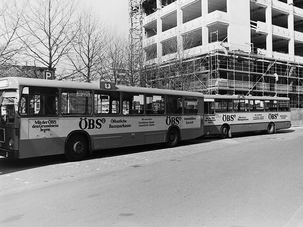 Die �BS-Busse. Im Herbst 1979 folgte Wagen 34, der hier im Mai 1982 zusammen mit Wagen 13 auf der Reserveposition im Bundesbahnweg steht. Das Bild erlaubt zun�chst einen Vergleich zwischen MAN und Setra Version der Werbung, wenn man zwischen Wagen 22, 33 und 34 vergleicht, erkennt man aber auch Unterschiede in Position, Beschriftung und Schriftgr��e.