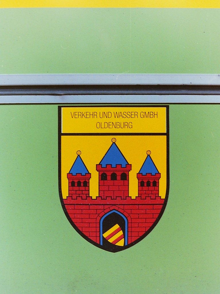 Die VWG. Zusammen mit der EWE AG gr�ndete die Stadt Oldenburg die Verkehr und Wasser GmbH. F�r die Oldenburger �nderte sich zun�chst nichts. Trotz monatelanger Verhandlungen hatte man sich aber offensichtlich keine Gedanken �ber eine neue, wie sagt man heute so sch�n, Corporate Identity gemacht. Die alten, noch vorhandenen Wappen wurden also erstmal mit der neuen Firmenbezeichnung �berklebt. Die neuen Busse kamen wie �blich zum Kramermarkt.