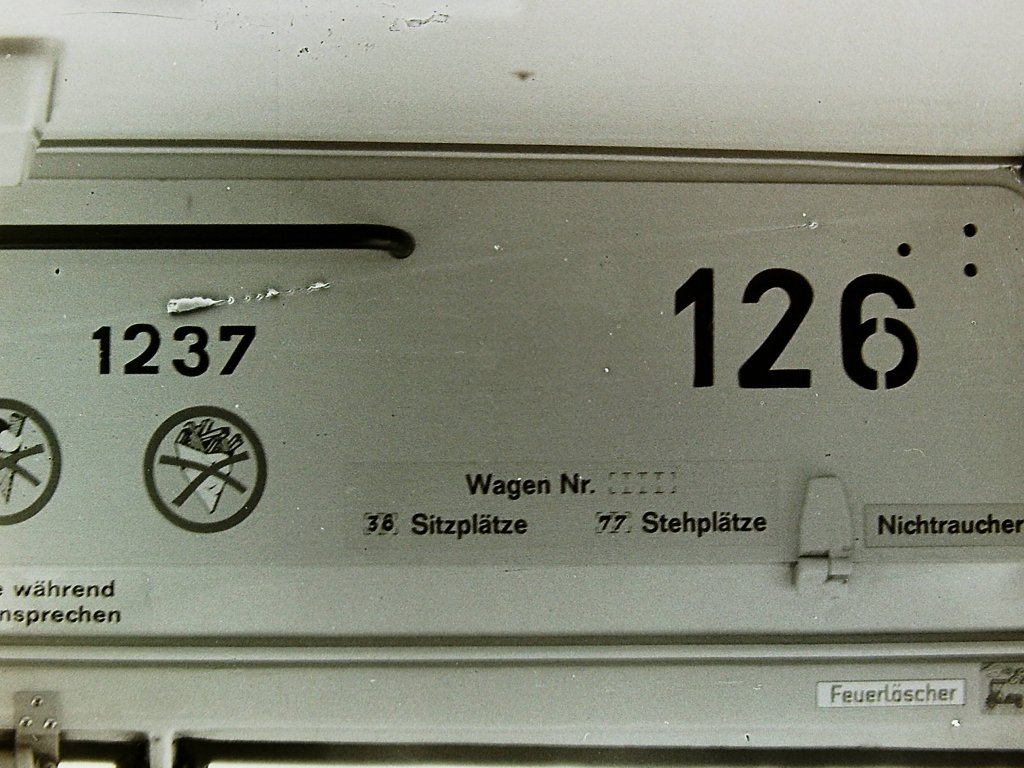 Dortmunder Serie, Wagen 125-134, EZ: 1973. Der auff�lligste Hinweis auf die urspr�nglich geplante Verwendung der Busse, war die f�r Dortmund angebrachte Wagennummer  1237  in Wagen 126. Die Aufnahme stammt aus dem Mai 1982. Als der Bus nach 10 Dienstjahren immer mit derselben Werbung 1983 ausschied, trug er immer noch die alte Dortmunder Wagennummer. In anderen Fahrzeugen, waren die Nummern �berlackiert worden.