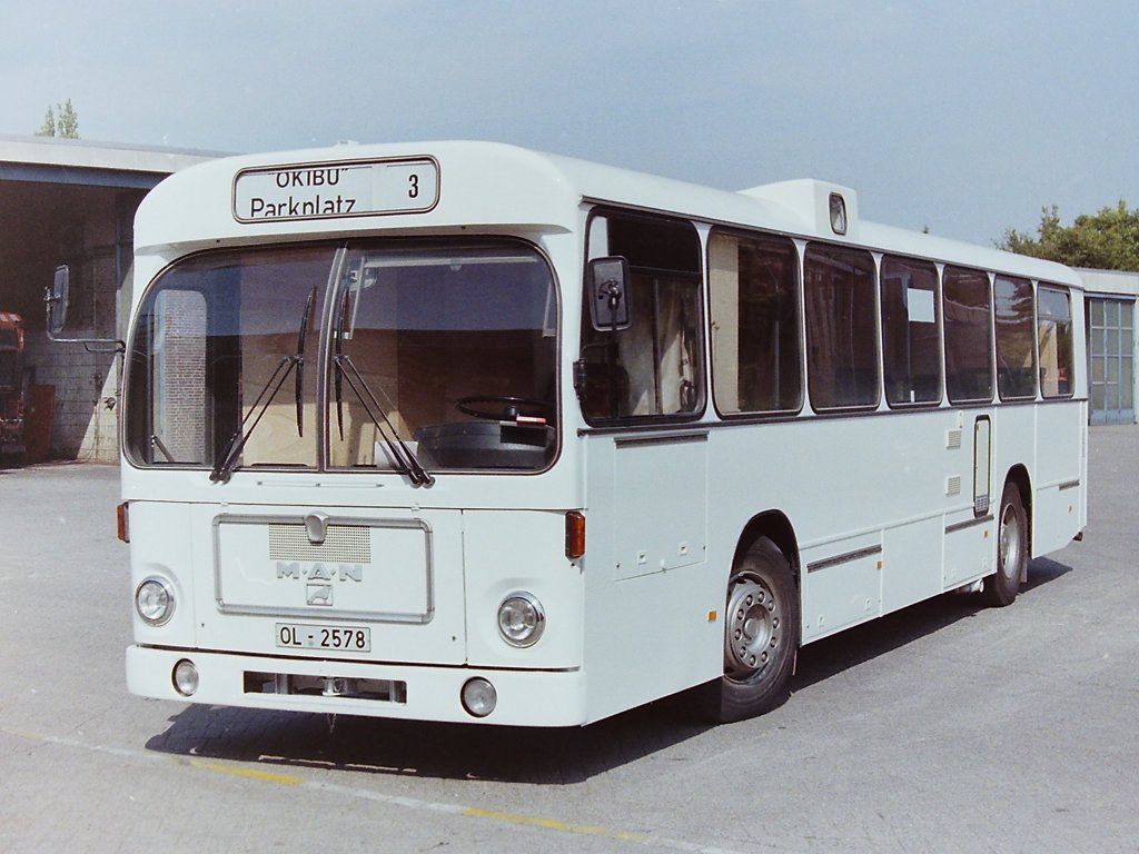 Ex-Wagen 50, ... wurde aber von der Stadt Oldenburg �bernommen und als  Oldenburger Kinder-Bus  Kurz OKiBu ausgebaut. Der Wagen steht hier, schon fast fertig, im Sommer 1991 auf dem Gel�nde der Stadtreinigung. Und ganz nebenbei : Die Innenausstattung hatte seinerzeit meine Schwester, Kristina Beyer, entworfen, die damals bei der Stadt Oldenburg als Praktikantin t�tig war.
