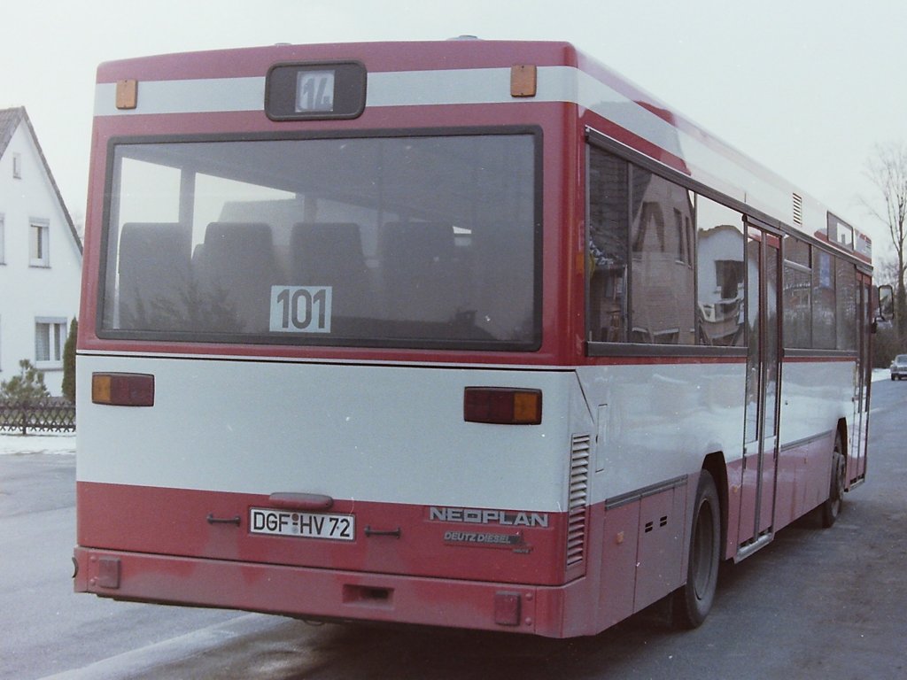 NEOPLAN Vorf�hrwagen DGF-HV 72. Im Stadtbild von Oldenburg waren Busse dieses Herstellers eigentlich v�llig unbekannt, und ich nehme es mal vorweg, auch die VWG konnte sich nicht zum Kauf von Bussen dieses Typ durchringen. Trotzdem war Neoplan ein ernstzunehmender Konkurrent f�r Daimler Benz und MAN, der sp�ter den ersten Niederflur-Linienbus auf dem Markt brachte. Bei den Motoren bediente sich Neoplan bei Magirus-Deutz. Dies ist deswegen erw�hnenswert, weil sich Magirus-Deutz aus dem Busbaugesch�ft in Deutschland zur�ckgezogen hatte, aber als einziger Hersteller luftgek�hlte Motoren anbot. Auch dazu findet man Informationen unter : 