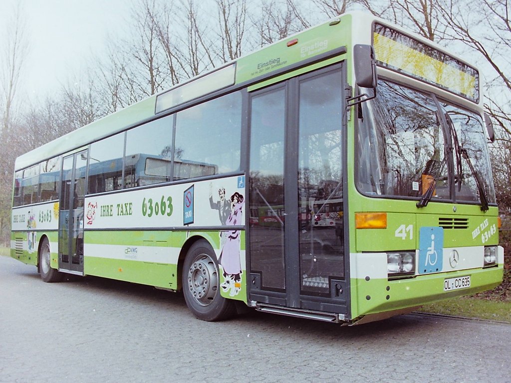 Sechs neue Solowagen und zwei neue Gelenkbusse kamen 1992 in den Fuhrpark. Eigentlich h�tten sie die Wagennummer 40 bis 45, und f�r die Gelenkbusse die Nummern 102 und 103 bekommen sollen. Haben sie zun�chst auch, wie auf diesem Bild zu sehen ist, aber irgendwie auch wieder nicht! Es gab ein Problem, denn 1991 wurden nicht nur keine Busse beschafft, es wurden auch nur wenige ausgesondert. Die Folge war, dass z.B. dieser Bus, der eigentlich als Nachfolger f�r Wagen 42 vorgesehen war, eine Nummer hatte, die zu diesem Zeitpunkt noch an einen alten MAN SL 200 vergeben war ( http://pekol-busse.startbilder.de/1024/wagen-41-erst-1992-kurz-146319.jpg ). Der sollte zwar 1992 ausscheiden, war aber ebenso wie andere Fahrzeuge aus diesem Jahrgang, bei der Zulassung der neuen Busse noch im Dienst. Zudem sollten die Wagen 42 und 43 noch f�r besondere Serviceleistungen wie den Fahrradbus f�r Gruppen im Dienst bleiben. Trotzdem kam das Problem eigentlich nicht �berraschend, so war der SL 200, Bj. 1979, Wagen 39 erst 1989 ausgeschieden, und schon wenige Monate sp�ter die Nummer wieder an einen neuen Bus vergeben worden. Was tun ? Ich hatte es beim Gelenkbus 101, aus dem Jahr 1988, schon angedeutet. Die VWG beschloss, die Busse des Jahrganges 1992 umzunummerieren. Aber wo sollte man nun wieder beginnen ? Zur Zeit waren die Nummern 11 bis 39, 41 bis 50 mit L�cken und 51 bis 89 f�r die Solowagen, bei den Gelenkbussen waren die Nummern 162 bis 157 und 101 vergeben. Da die Nummern 102 und 103 ebenfalls bereits geordert waren, fuhr man bei den neuen O 405 jetzt mit der Nummer 104 fort. Die sechs neuen Solowagen erhielten also die Nummern 104 bis 109. Sp�ter beschloss man den Gelenkbussen wieder getrennte Nummern zuzuweisen und die Wagen 101 bis 103 wurden mit den Betriebsnummern 141 bis 143 versehen. Das war aber noch nicht das Ende der Geschichte. Es folgte zwar im n�chsten Jahr ein Gelenkbus mit der Nummer 144, aber von den neuen Solowagen im Jahr 1993 bekam keiner die Nummer 110. So viel zur Einleitung f�r die Busse des Baujahres 1992. Bleibt die Frage in welcher Reihenfolge sie hier pr�sentiert werden sollten, denn ich bin �berzeugt, dass die Vergabe der neuen Nummern nicht der alten Reihenfolge entsprach und die neuen Nummern f�r die Gelenkbusse hatten eigentlich nichts mit dem Problem der Betriebsnummern f�r die Solowagen zu tun. Die Busse werden deshalb hier in der Reihenfolge 104 - 109, 142 und 143 vorgestellt. In etwa ist dies gem�� den Fahrgestellnummern auch die Produktionsfolge. Die Zulassungen der Busse erfolgten allerdings an drei verschiedenen Tagen. Wagen 104 und 108 wurden am 05. Februar, Wagen 105, 106, 107 und 109 am 26. Februar und die beiden Gelenkbusse am 01. April 1992 zugelassen. So ergeben sich auch die drei verschieden Kennzeichenkombinationen  AW ,  CC  und  CK . Los gehts : 