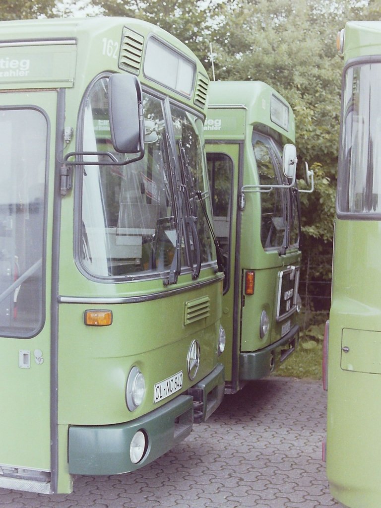 V�V SL-Front vs St�LB-Front. Vor einem ersten Blick auf die Solowagen mit BAUHAUS-Werbung, hier noch ein Vergleich der Fronten der neu ausgelieferten Gelenkbusse von Daimler-Benz, mit dem alten MAN SG 220. Vorne, die St�LB-Front von Wagen 162, dahinter Wagen 163 mit der V�V SL-Front. Im direkten Vergleich sind die Unterschiede, markenunabh�ngig, deutlich zu sehen. Die leicht keilf�rmige Front f�r die Standard�berlandbusse sollte den Windwiederstand bei h�heren Geschwindigkeiten reduzieren. Die Aufnahme stammt vom 20.08.85.