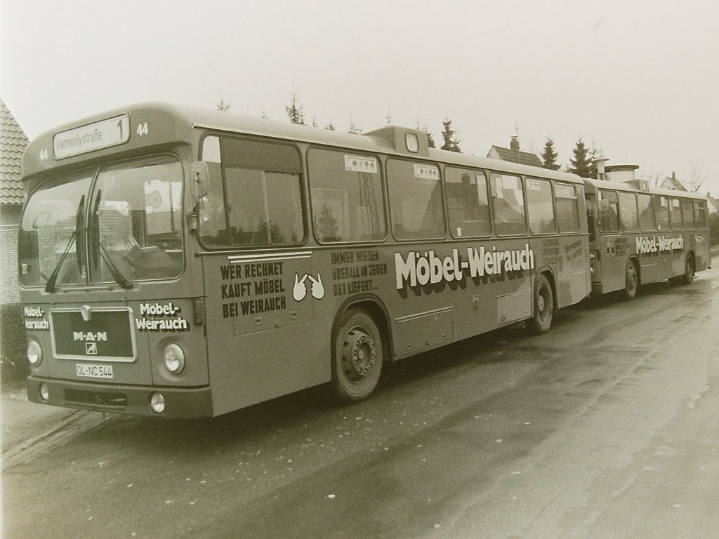 Wagen 044, OL-NC 544, EZ: 1980. Nun zu den restlichen Solowagen aus dem Jahr 1980. Der Bus mit der Betriebsnummer 44, war nach Wagen 35 der zweite SL 200 mit WEIRAUCH-Werbung, die leider auf s/w-Bildern kaum Kontraste zur Wagenfarbe bietet. Auf diesem Bild aus dem Jahr 1981 stehen beide Busse hintereinnader an der Endstation der Linie 1 AM STADTRAND. Mit Wagen 44 wurden leichte Ver�nderungen im Design eingef�hrt. U.a. war die Frontwerbung jetzt zweizeilig. 