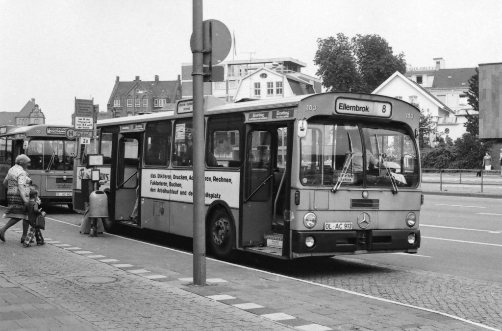 Wagen 103, OL-AC 913, EZ: 1969. Aus dem Juli 1978 stammt diese Aufnahme. Sie zeigt einen weiteren Daimler Benz O 305 am Stadtmuseum West. Die ersten Busse des Typ SL I im oldenburger Fuhrpark verf�gten �ber ein mit Druckluft unterst�tztes Schaltgetriebe. Bei jedem Schaltvorgang erzeugte dies ein zweimaliges leichtes Fauchen. Die nachfolgenden Wagen von MAN verf�gten dar�ber nicht. Interessant auf diesem Bild ist auch der Bus, der hinter Wagen 103 steht und die Linie 6 bedient. Es handelt sich um Wagen 132, den ich hier mit Volksbank-Werbung vorgestellt habe. Auf diesem Bild tr�gt der Bus noch seine erste Werbung f�r - Achtung :  FLORIDA BOY ORANGE . Man muss aber sehr genau hinsehen, denn auf dem Bild ist wirklich nur ein Bruchteil der Bandenwerbung zu sehen. Verdeckt ist leider auch der Namenszug  FRANZ BERENS , f�r den Wagen 103 warb. Wenige Wochen nach dieser Aufnahme wurde der Bus durch Wagen 28 ersetzt. Der widerum brannte am 19.08.1985 aus. Damit endete die �ra der FRANZ BERENS-Werbung.