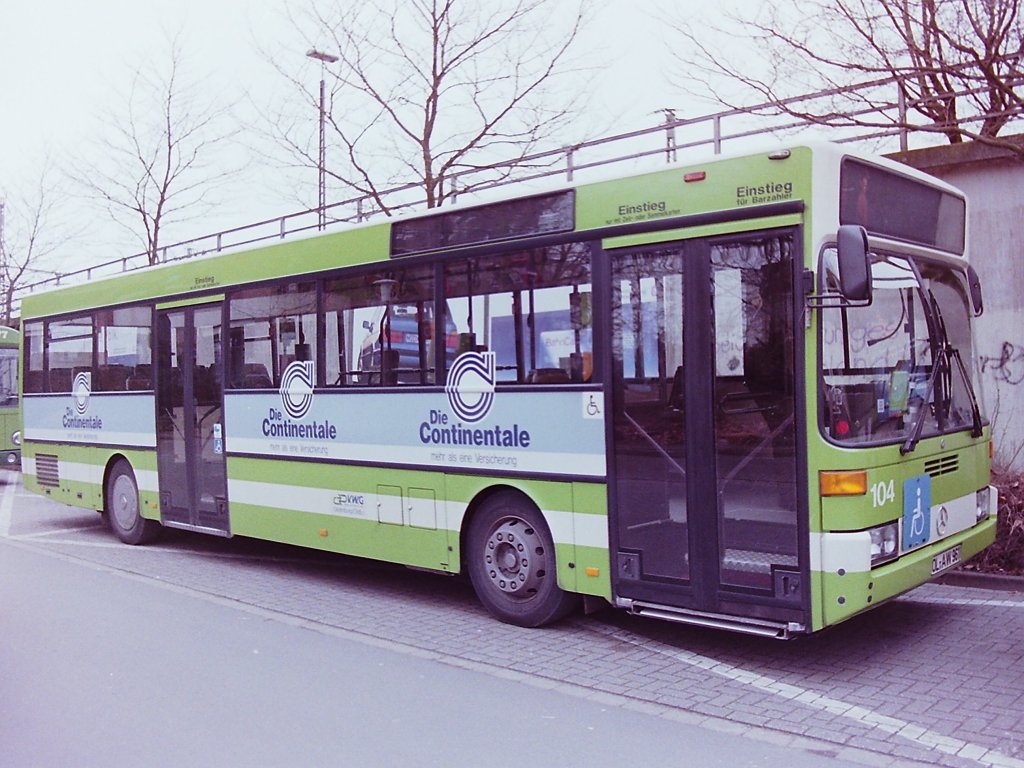 Wagen 104. Hier noch mal ein Bild, dass einen besseren Blick auf die Werbung erlaubt. DIE CONTINENTALE stellte sich damit erstmals auf diese Weise vor. Die Aufnahme entstand am Reserveparkplatz im Bundesbahnweg, im Fr�hjahr 1993.