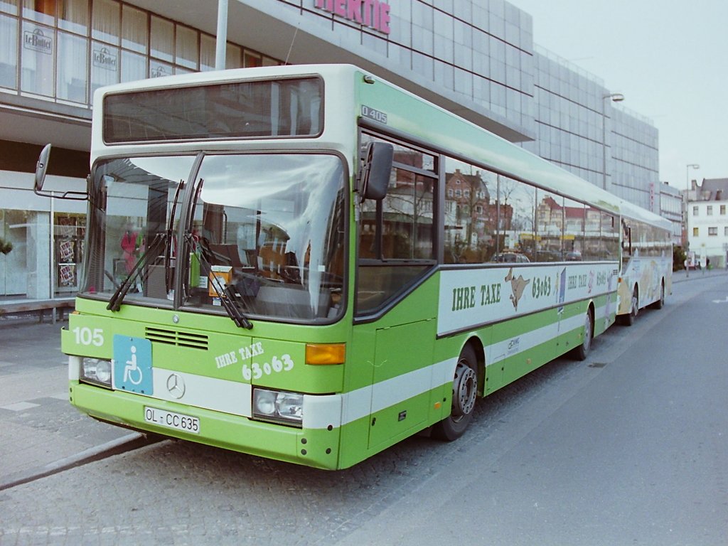 Wagen 105. Ein Jahr sp�ter, im M�rz 1993, war auch dieser Bus mit der neuen Wagennummer versehen. Ab dem Baujahr 1992 war nun auch die Zielschildanzeige vollst�ndig elektronisch gesteuert. Eine weitere Erneuerung war eine Zierblende auf der Hinterachse, die aber im Wesentlichen den Auftrag hatte, die L�rmentwicklung an der Antriebsachse zu senken. Bei den Gelenkbussen wurden beide hinteren Achsen mit den Zierblenden versehen. Im Rahmen eines Designwechsels bei dem Taxiunternehmen wurde auch Wagen 105 neu lackiert. Frei nach dem Motto : Wir machen keine halben Sachen, oder zwei H�lften sind ein Ganzes, bekam der Bus nun eine Vollwerbung, die es in sich hatte, denn ...