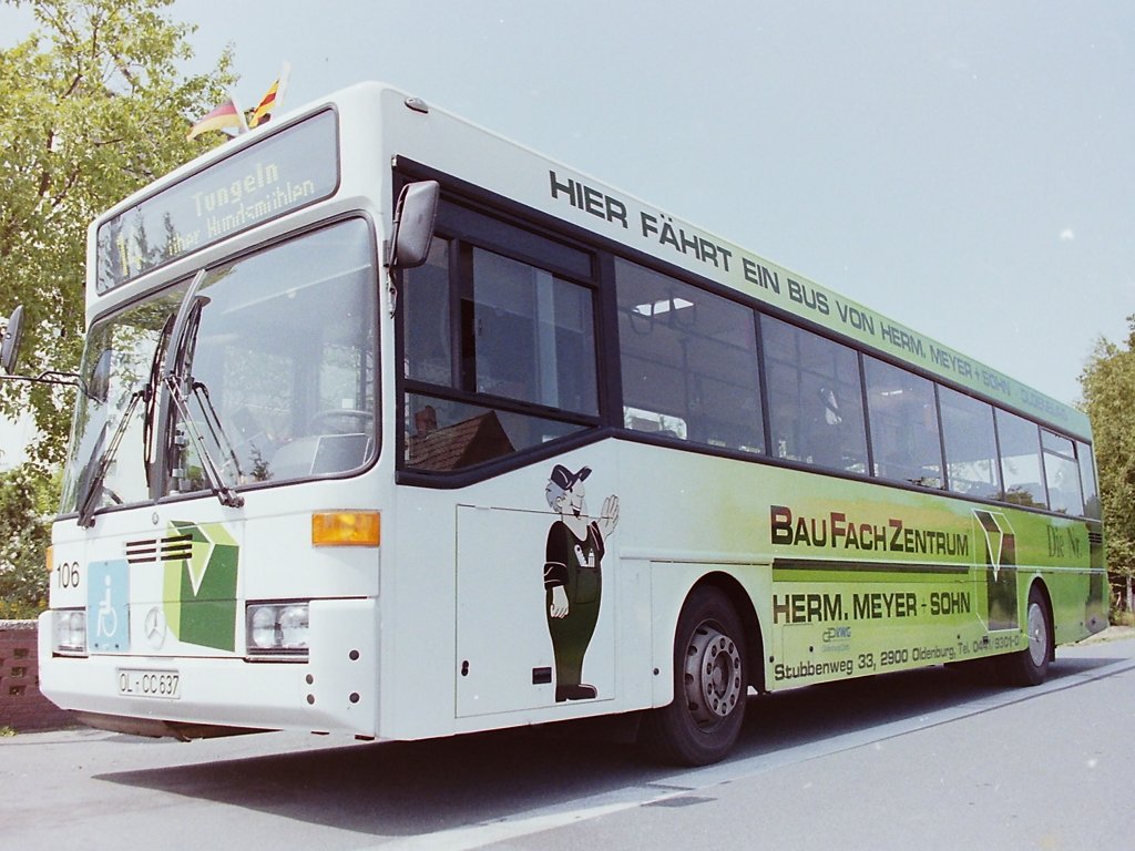 Wagen 106, OL-CC 637, EZ: 1992, FIN: WDB35700013067615. Ebenfalls mit einer zweifarbigen Vollwerbung, aber von Beginn an und mit flie�endem �bergang pr�sentierte die Firma HERM. MEYER & SOHN  ihren  zweiten Bus nach Wagen 26, der ja bereits ein Jahr zuvor mit Vollwerbung lackiert wurde. Aber ich muss ehrlich zugeben, dieses Fahrzeug fand meine besondere Beachtung und ich m�chte daher diesen Bus auch von allen Seiten pr�sentieren. W�hrend die Front in einem strahlendem Reinwei� gl�nzte ...