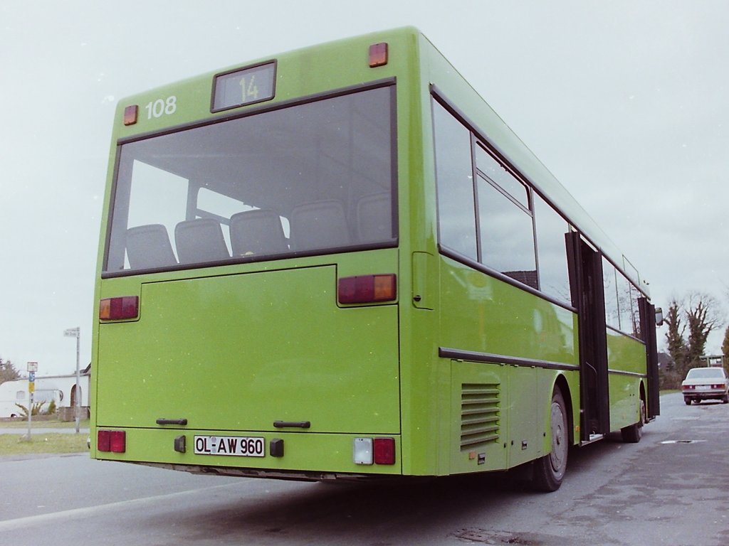 Wagen 108. Sie waren komplett weggelassen worden, wie auf diesen Bildern, die kurz nach der Indienststellung in Ofenerdiek entstanden, eindrucksvoll zu sehen ist.