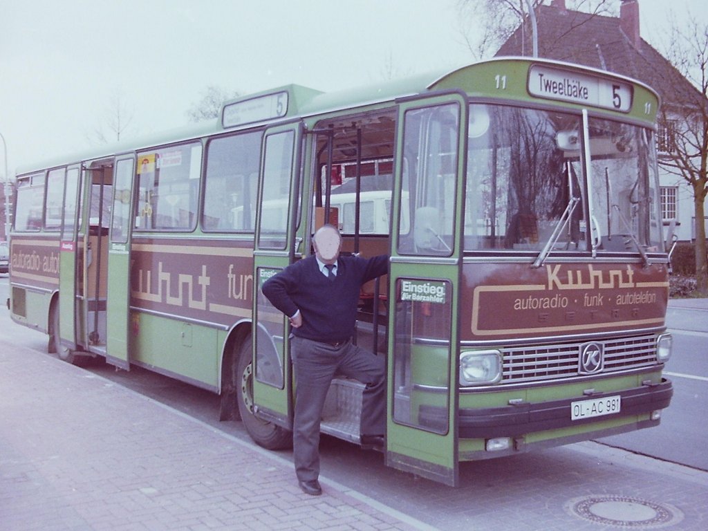 Wagen 11, OL-AC 981, EZ: 1976. Der erste Setra S 130 S mit seiner zweiten Werbung, ebenfalls f�r die Firma KUHNT, diesmal aufgenommen am 11.04.83 an der Endstation der Linie 5 im Friedhofsweg.