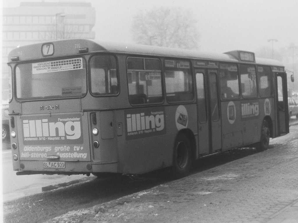 Wagen 119, OL-AC 939, EZ: 1971. Die zweite Serie von Bussen des Typ 750 HO-SL bestand aus acht Solowagen, mit den Betriebsnummern 117 bis 124. Von den beiden Wagen 117, der Werbung f�r das Autohaus CITR�EN MUNDERLOH trug und 118, der f�r COCA-COLA Werbung fuhr stehen mir leider keine Aufnahmen zur Verf�gung. Dieses Bild entstand am 23.12.81 am Stadtmuseum West. Es zeigt den Bus mit seiner Werbung f�r das HiFi und TV-Gesch�ft ILLING.