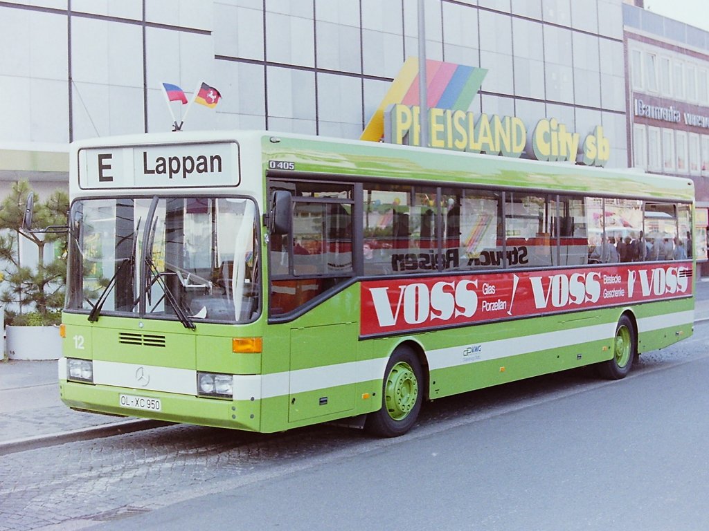 Wagen 12, OL-XC 950, EZ: 02.09.1987, FIN WDB35700013052315. Auch dieses Bild entstand am ersten Arbeitstag der neuen Busse, am 26.09.87. Normalerweise wurden als Einsatzwagen im Kramermarkt-Pendelverkehr eher die �ltesten, zur Ausserdienststellung anstehenden Busse genutzt. Die VWG setzte diesmal die neuen Busse gezielt in dieser Funktion ein, um sie den Besuchern des Oldenburger Kramermarktes vorzustellen. Hier steht er noch in Bereitschaft, doch kurz danach sollte es losgehen. Das Foto ist aber noch auf andere Weise sehenswert. Wer erinnert sich noch an den Nachfolger des Oldenburger Traditionskaufhauses HERTIE (Hat immerhin auch mal Werbung auf Bussen gemacht!), dem Preisland City SB. Im Hintergrund erkennt man deutlich den Schriftzug �ber dem Eingang Stadtmuseum.