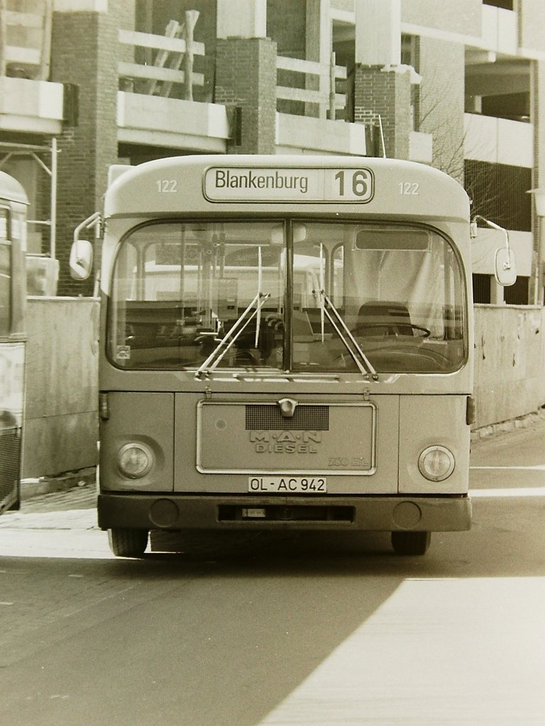 Wagen 122, OL-AC 942, EZ: 1971. Leider zeigt das einzige Bild, das ich von Wagen 122 besitze, den Bus nur von vorne. Es entstand am 13.04.82 im Bundesbahnweg. Der Bus trug nachdem er bis 1977 mit ASTRA-Werbung eingesetzt war zu diesem Zeitpunkt Werbung f�r JEVER-PILSENER. Das Frontfoto zeigt daf�r andere Details : Im K�hlergrill steht die Typenbezeichnung  750 SL . Au�erdem der Schriftzug  Diesel , der nach der �bernahme der Fa. B�ssing durch MAN im jahr 1972 durch den  B�ssing-L�wen  ersetzt wurde. Gut zu sehen ist auch die Sonnenblende f�r den Fahrer. Sie wurde heruntergeklappt und funktionierte wie eine Sonnenbrille mittels get�ntem Glas. In der sp�teren Serienproduktion wurde sie durch eine Jalousie ersetzt. Nachtrag: Mittlerweile kann ich ein weiteres Bild von Wagen 122 zeigen > http://pekol-busse.startbilder.de/1024/wagen-122-ol-ac-942-ez-190055.jpg .
