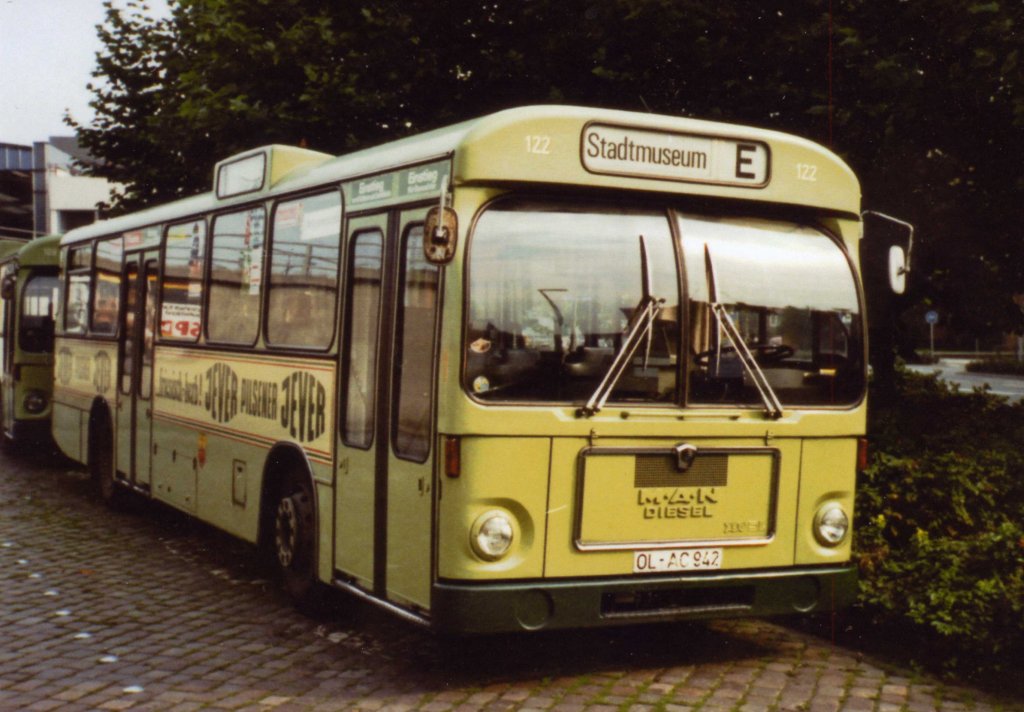 Wagen 122, OL-AC 942, EZ: 1971. Lange angek�ndigt, kann ich ihn jetzt endlich zeigen. Eine Aufnahme von Wagen 122 mit seiner zweiten Werbung. Zusammen mit den Wagen 120 und 121 hatte der Bus urspr�nglich die alten Setra ST 110 Wagen 42, 44 und 48 mit Werbug f�r ASTRA-Bier abgel�st. Als sp�ter die Werbung f�r ASTRA-Bier ver�ndert wurde, bekam Wagen 122 Werbung f�r JEVER-Pilsener. Friesich herb, aber  mit seinem beigen Untergrund und dem dunkelgr�nen JEVER-Schriftzug sehr harmonisch zur Wagenfarbe pr�sentierte sich der Bus von nun an bis zu seinem Ausscheiden im Jahr 1981. Diese Aufnahme machte Werner Striepling im September 1980. Zu dieser Zeit hatte der Bus bereits einiges mitgemacht. Davon zeugen die zus�tzlichen Verstrebungen an den Seitenplanken. Die kurze vorne zwischen T�r und Radkasten hatten auch andere Busse dieses Typs bereits nach kurzer Zeit bekommen. Die beiden horizontalen und vertikalen Leisten hinter der zweiten Achse sind ebenfalls nicht original und deuten auf entsprechende Ausbesserungen hin.