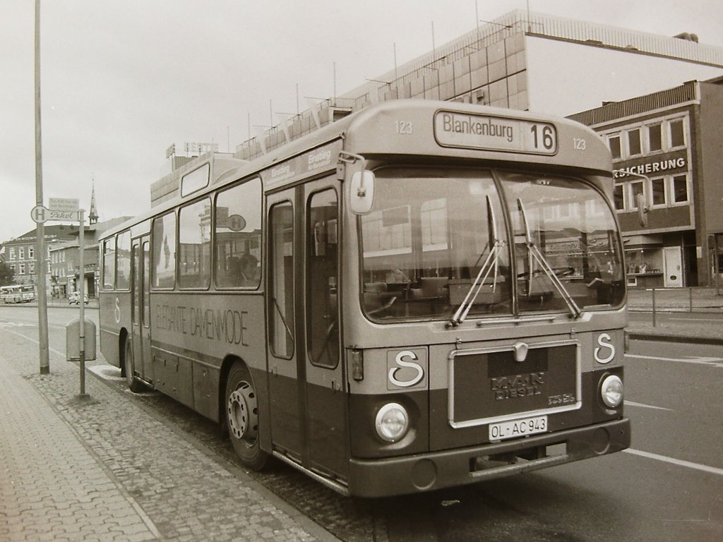 Wagen 123, OL-AC 943, EZ: 1971. Dieser Bus darf wohl mit Recht als der erste Linienbus mit Vollwerbung in Oldenburg bezeichnet werden. Nachdem Wagen 123 jahrelang mit EDEKA-Reklame unterwegs war, wurde er sp�ter als Werbetr�ger f�r das Modehaus PETER SCH�TTE eingesetzt. W�hrend der untere Bereich und der K�hlergrill in einem dunklen Braunton gehalten waren, gl�nzte der Rest des Busses in einer goldfarbenen Lackierung. Der Bus, mit dem Kosenamen  Das Goldkind  stiftete denn auch schon mal Verwirrung unter den Fahrg�sten, die den Namen Pekol nun mal mit hellgr�nen Bussen in Verbindung brachten. Und so wird erz�hlt, dass der eine oder andere Passagier mit den Worten  Nein, ich warte hier auf Pekol  die Mitfahrt verweigerte.