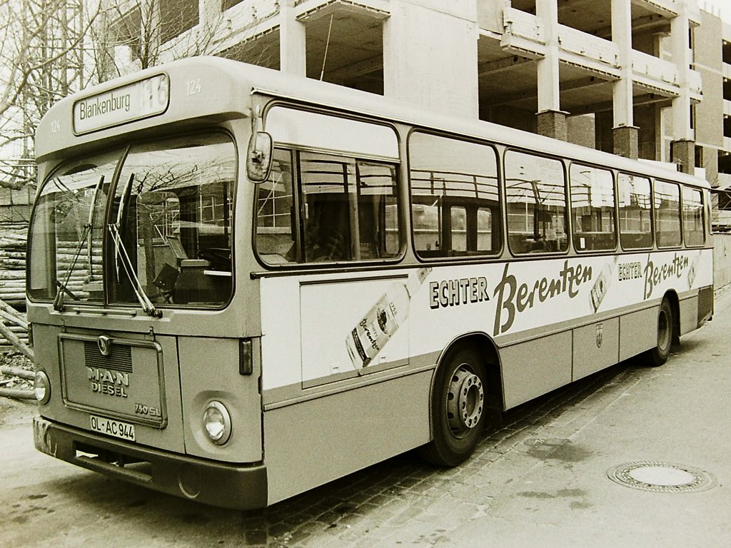 Wagen 124, OL-AC 944, EZ: 1971, aufgenommen im April 1982 auf der Reserveposition im Bundesbahnweg. Ich hatte hier zun�chst geschrieben, dass der Bus diese Werbung w�hrend seiner gesamten Dienstzeit trug. Auch hier kann ich dank Herrn Striepling hinzuf�gen, dass der Wagen zun�chst mit Werbung f�r JUGERT-Immobilien in Dienst gegangen war, einer dunkelgr�nen Werbung mit der er Wagen 189, einen Metrobus des Typ 750 HO-M 11A, abl�ste. Die Reklame f�r den echten BERENTZEN erhielt er erst 1975/76.
