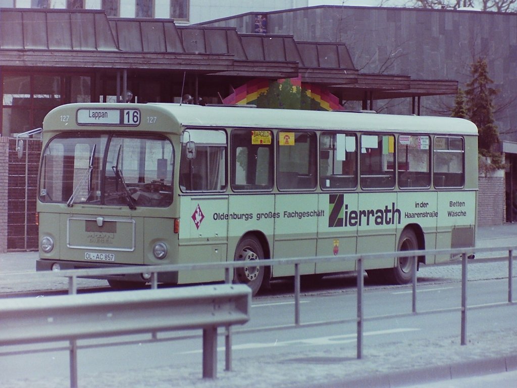 Wagen 127, OL-AC 857, EZ: 1973. Mit dem K�rzel SL 192 hatte MAN einfach die PS-Zahl mit in die Typenbezeichnung einflie�en lassen. Das Bild zeigt Wagen 127 am 30.03.83, wenige Monate vor seinem Ausscheiden, am Stadtmuseum Ost w�hrend einer Pause auf der Linie 16.