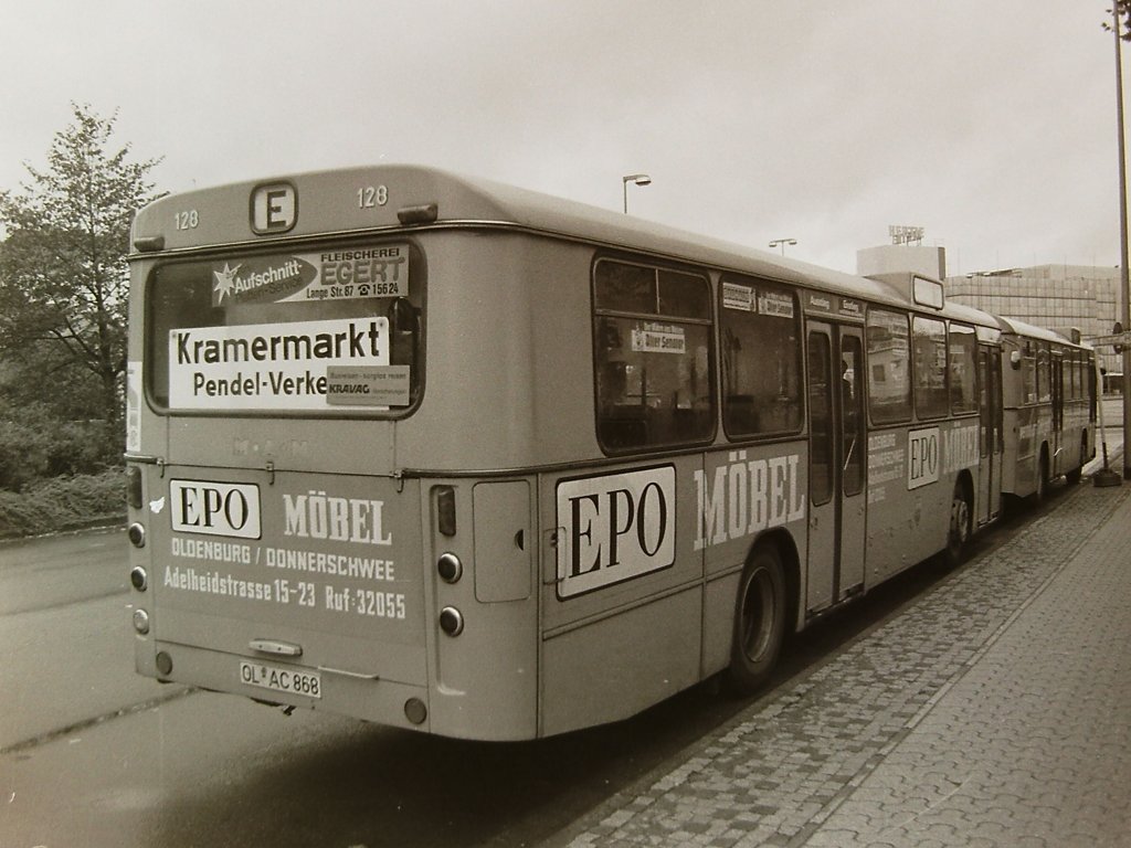 Wagen 128, OL-AC 868, EZ: 1973, aufgenommen am 04.10.81 auf dem Staugraben. Der Bus war an diesem Tag im Kramermarktspendelverkehr eingesetzt. Die Grundfarbe auf dem Werbeband war ein heller Blauton.
