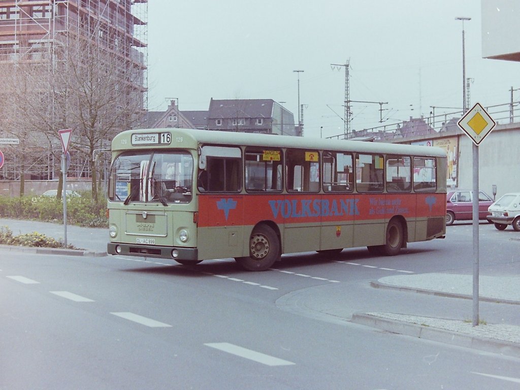 Wagen 129, OL-AC 899, EZ: 1973. Der Bus verl��t gerade den Reserveparkplatz im Bundesbahnweg um wieder auf die Linie 16 zu gehen. Die Aufnahme entstand am 26.04.83. Im Gegensatz zu Wagen 132 war bei diesem Bus die Werbung in Bandenh�he um das Heck herumgezogen.