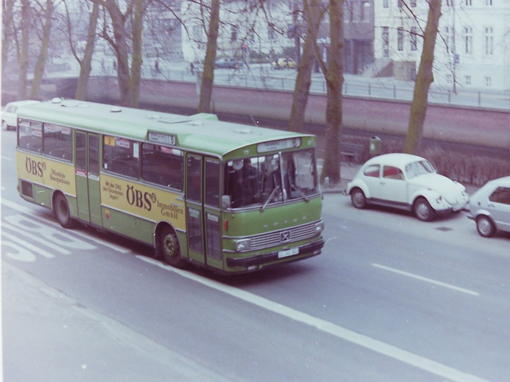 Wagen 13, OL-AC 983, EZ: 1976. Mit dieser Lackierung meldete sich die �FFENTLICHE BAUSPARKASSE als Werbepartner zur�ck. Das Bild, die Aufnahme entstand im M�rz 83 auf der Staulinie, zeigt eine weitere Besonderheit der Setra-Busse. Die hintere T�r war nur bis zur H�lfte verglast. Das verschaffte dem Bustyp nicht nur ein noch kompakteres Aussehen, es bot auch Platz f�r weitere Werbefl�che, was bei anderen Fahrzeugen dieses Typ auch genutzt wurde.