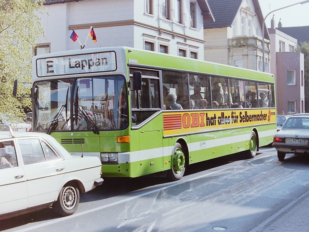 Wagen 13, OL-XC 951, Bj. 1987. Ja, wenn man es nicht weis, welcher Wagen ist es denn nun ? Neben der neuen Anordnung der Linien- und Fahrzielanzeige, Linie links, Fahrziel rechts (wenn der Bus auf einen zukommt), nahm der Transparentekasten nun die gesamte Fahrzeugbreite ein. So blieb �ber der Scheibe kein Platz mehr f�r die Wagennummer, die jetzt unter der Windschutzscheibe angebracht wurde, und das auch nur auf der rechten Fahrzeugseite.