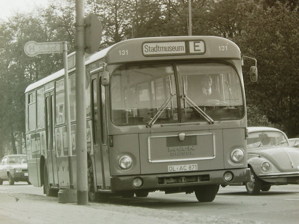 Wagen 131, OL-AC 871, EZ: 1973. Das einzige Foto des Busses in meinem Besitz. Entstanden am 07.10.81 im Kramermarkt-Pendelverkehr am Staugraben, wo eine  tempor�re Haltestelle  eingerichtet war. Die Haltestellenschilder waren auf ausrangierte Felgen aufgeschweist. Dadurch waren sie zum einen sehr standfest, konnten bei Bedarf aber auch einfach gerollt werden. Die Haltestellenschilder f�r die Pendelbusse zum Kramermarkt brachten die Busse �brigens zum Schichtbeginn selber mit.