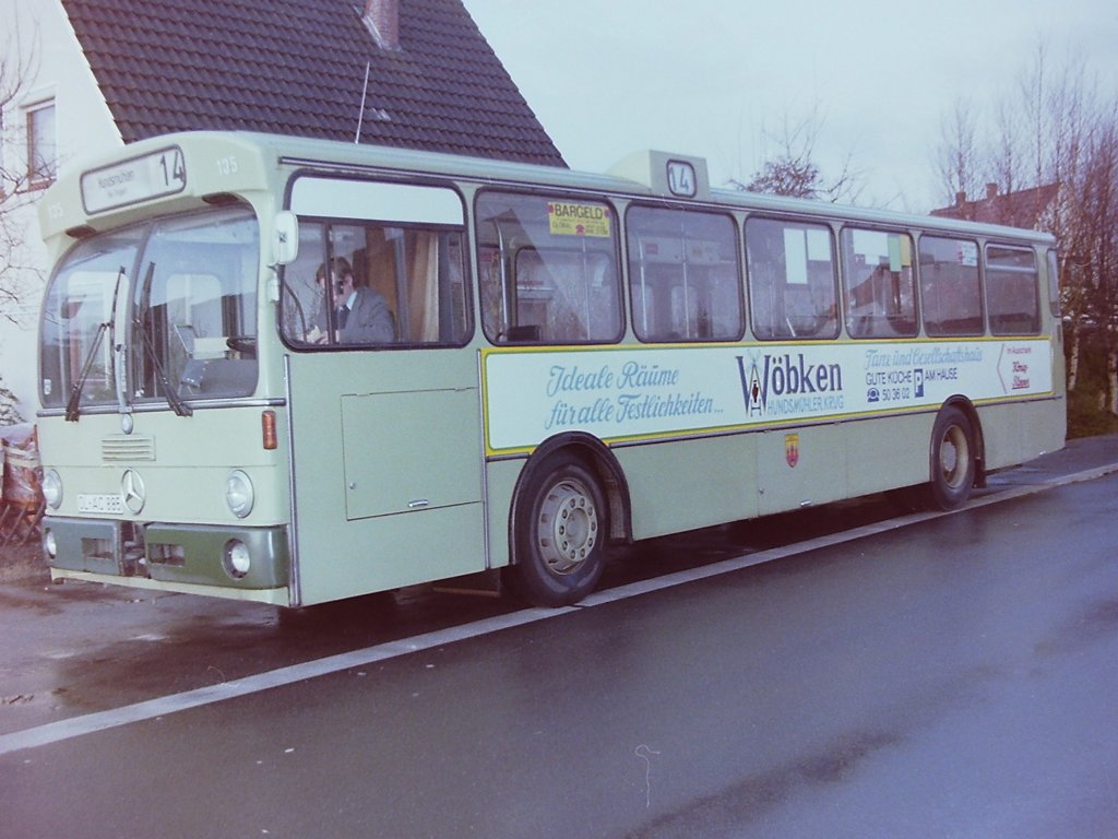 Wagen 135, OL-AC 885, EZ: 1974. Nachdem 1969 die ersten Standardlinienbusse Typ I von Mercedes waren, griff Pekol 1974 auf den jetzt  facegelifteten  O 305 zur�ck. Acht Busse dieses Typs gingen 1974 in Dienst. Wagen 135 fuhr zun�chst Werbung f�r das Porzellanhaus D. Fl�rcken. Im Dezember 1982 erhielt er diese neue Werbung f�r W�BKEN in Hundsm�hlen. Die Aufnahme entstand am 28.12.82 in OFENERDIEK. Jahre nach seinem Ausscheiden entdeckten Touristen den Bus in Afrika. Er war bis auf einige bauliche Ver�nderungen, die den Bus auf die klimatischen Bedingungen einstellen sollten, unver�ndert und trug immer noch dieselbe Lackierung. Leider sind die Originalbilder, die mir �berlassen wurden, nicht mehr in meinem Besitz.