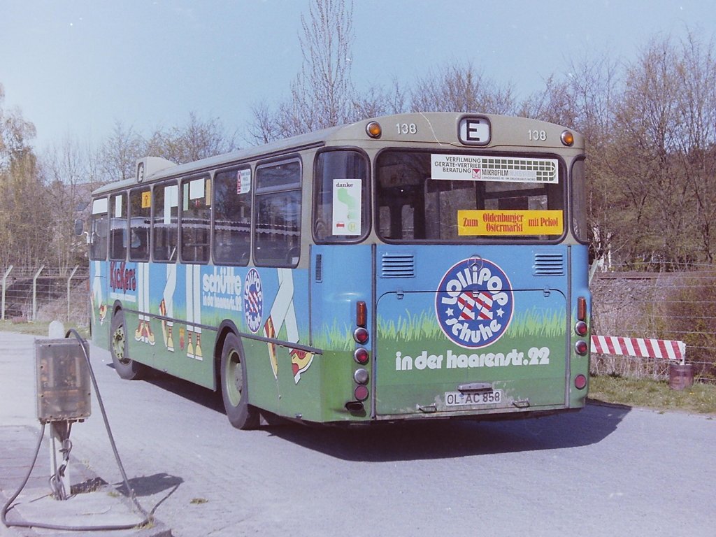 Wagen 138, OL-AC 858, EZ: 1974. Wenige Wochen vor der Abmeldung entstand am 27.04.84 dieses Bild von Wagen 138 auf dem Betriebsgel�nde der OVB Pekol. Nachdem der Bus von Anfang an f�r das Schuhhaus SCH�TTE mit einem normalen Werbeband unterwegs war, erhielt er im Juni 1981 diese auff�llige, poppige neue Lackierung. Es waren, wenn man von Wagen 123 einmal absieht, die ersten zaghaften Schritte in Richtung ganzlackierter Busse in Oldenburg.