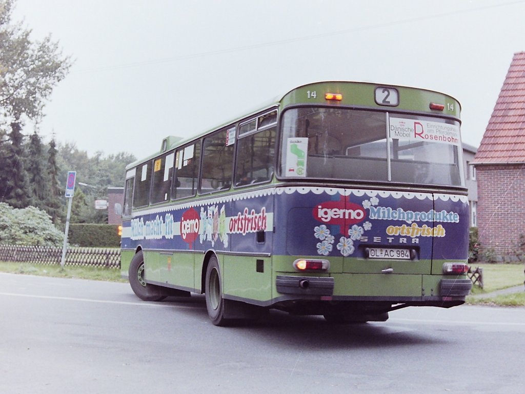 Wagen 14, OL-AC 984, EZ: 1976. Von diesem Bus werde ich an dieser Stelle zwei Bilder zeigen. Dieses und das folgende Foto entstanden im Oktober 1984 auf der Linie 2. W�hrend die Fahrerseite und das Heck die IGEMO-Werbung in der bereits von Wagen 150 bekannten Weise tragen, wich die Lackierung der T�rseite hiervon ab. Hier ist wie angesprochen, gut die urspr�ngliche Bestuhlung der S 130 S zu erkennen.  