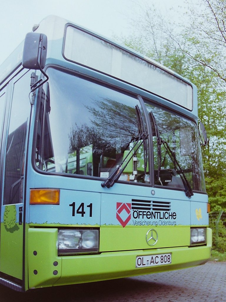 Wagen 141. ... wie diese Aufnahme aus dem Mai 1993 zeigt behielt der Bus die urspr�ngliche Wagennummer 101 nicht und wurde neu nummeriert. Er war nicht das einzige Fahrzeug, das dies 1992 �ber sich ergehen lassen musste. Ein Vorgang, der bis dahin so noch nie stattgefunden hatte. Der Grund daf�r liegt zun�chst darin, dass man 1988 beim Kauf des ersten Gelenkbusses der SL II-Generation, n�mlich dieses O 405 G nicht die alte absteigende Nummerierung fortsetzte und dem Bus die Nummer 156 gab, sondern analog zu den Solowagen jetzt bei 101 begann um aufsteigend fortzufahren. Das h�tte auch geklappt, wenn nicht 1992 ein Problem aufgetaucht w�re. Welches erkl�re ich, wenn es soweit ist. Beim Jahrgang 1992. Bis es soweit ist lohnt sich aber ein Blick auf die filigran gestalteten Grashalme dieser Werbung. Der Bus schied am 28.09.2000 aus und war sp�ter in Leer im Einsatz.