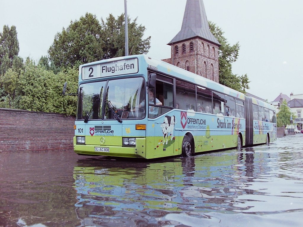 Wagen 141. ... wie ich finde, eine meiner sch�nsten Aufnahmen, denn sie zeigt den Bus in einer ungew�hnlichen Fahrsituation : durch die  Fluten  der vorderen Alexanderstra�e, vor der Gertrudenkirche, und damit an einem Ort mit Wiedererkennungswert f�r Oldenburg. Bleibt nur noch die Frage zu kl�ren, warum ich den Bus hier mit der Wagennummer 141 f�hre ? Die Antwort ist einfach, denn ...