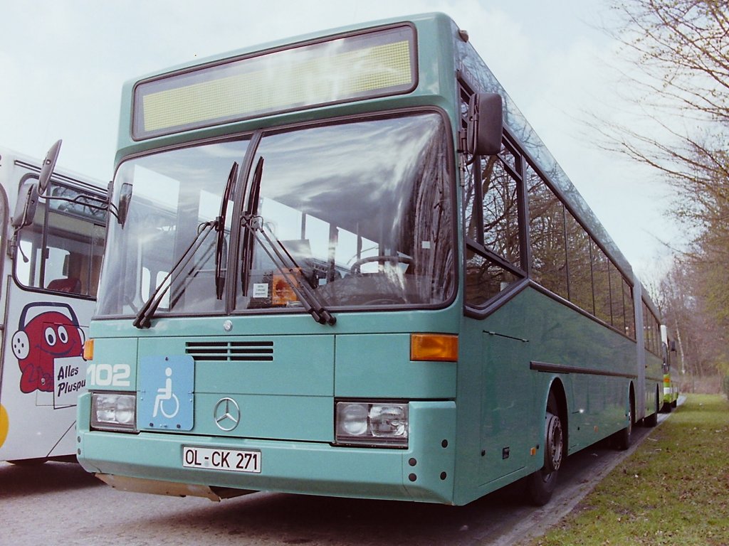 Wagen 142, OL-CK 271, EZ: 1992, FIN: WDB35720013067641. Am 01.04.1992 wurden die beiden Gelenkbusse zugelassen. Wie bereits angesprochen zun�chst mit den Wagennummern 102 und 103. Wagen 102 wurde mit der gleichen Grundierung wie drei Jahre zuvor Wagen 27 geliefert und so stand von Anfang an fest, dass dieser Bus ebenfalls Werbung f�r CARL WILH. MEYER in der Haarenstra�e erhalten sollte. Der Bus war damit Nachfolger f�r Wagen 161, einen Daimler Benz O 305 G aus dem Jahr 1980. Die beiden neuen Gelenkbusse hatten fortlaufende Fahrgestellnummern, Wagen 143 war mit der Endnummer ...67640 produziert worden. Die beiden Busse waren die ersten Gelenkbusse in Oldenburg mit Hublift. Mit der sp�teren �nderung der Wagennummern der Busse 101 bis 103 in die Wagen 141 bis 143 separierte man die Busse wieder von den Solowagen. Warum eigentlich ? Nun ja, ... 