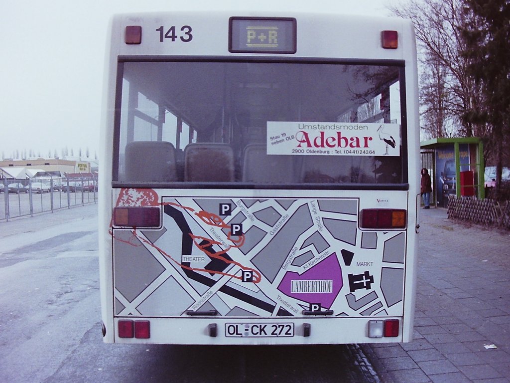 Wagen 143. ... hatte man einen Stadtplan gleich mit auf den Bus lackiert. Der Bus erhielt sp�ter Werbung f�r den TIER- UND FREIZEITPARK JADERBERG. Unter dem folgenden LINK ist ein Bild des Busses mit dieser Werbung w�hrend eines Einsatzes au�erhalb von Oldenburg zu sehen : http://www.student.uni-oldenburg.de/bjoern.kesting/fzl/vwg/vwg143.jpg . Der zweite LINK zeigt den Bus an seiner neuen Wirkungsst�tte in Nordenham, wo das Fahrzeug ebenso wie Wagen 142 noch im Einsatz ist : http://www.student.uni-oldenburg.de/bjoern.kesting/bbol/IMG_6498.jpg .