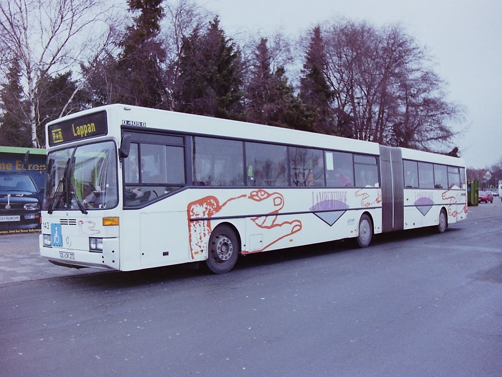 Wagen 143. Hier der Bus nun mit vollst�ndiger Lackierung und schon neuer Wagennummer. Das Fahrzeug war wiederum im Park & Ride-Verkehr eingesetzt und steht hier im Fr�hjahr 1993 am P&R-Parkplatz an der Weser-Ems-Halle. Der Bus trug jetzt Werbung f�r eine neu angelegte Einkaufspassage, den Lambertihof. 
