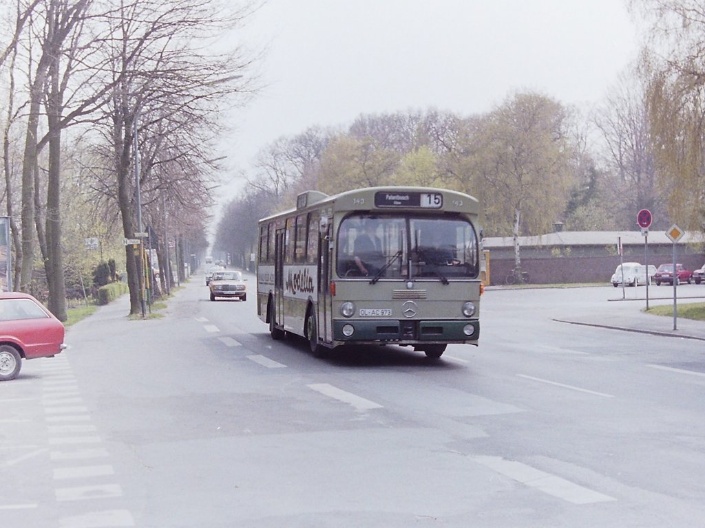 Wagen 143, OL-AC 973, EZ: 1975. Im Jahr 1975 wurden acht weitere DB O 305 f�r die Oldenburger Vorortbahnen zugelassen. Wagen 143 erhielt Werbung f�r das Modehaus MODELIA und trug diese bis zu seinem Ausscheiden im Jahr 1985. Diese Aufnahme entstand im Februar 1984 w�hrend einer Werkstattfahrt auf der Alexanderstra�e. Am rechten Bildrand ist noch die urspr�ngliche Gestaltung des Bereiches vor der Wache des Fliegerhorstes zu sehen.