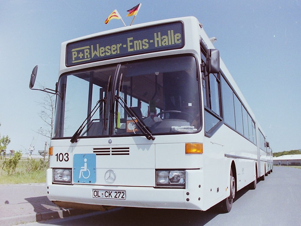 Wagen 143, OL-CK 272, Bj. 1992, WDB35720013076340. Wagen 143, hier noch mit der Nummer 103, war einige Wochen nach der Anlieferung immer noch unlackiert. Auff�llig war bei diesem Bus, dass auch die urspr�ngliche Wagennummer wie sie hier zu sehen ist eine andere Schriftform hatte, als z.B. die Wagen 41 (sp�ter 105) oder der zweite Gelenkbus aus dem Jahr 1992, Wagen 102 (sp�ter 142). Auf diesem Bild ist aber auch sch�n die Vielf�ltigkeit der Matrixanzeige zu sehen. Der Bus war neben anderen Fahrzeugen als Einsatzwagen im Park & Ride-Verkehr zum verkaufsoffenen Sonntag w�hrend des Ostermarktes im Dienst. Die Aufnahme entstand im Osthafen.