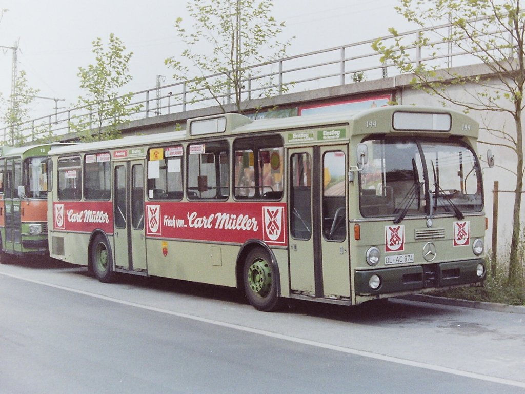 Wagen 144, OL-AC 974, EZ: 1975. Nachdem der Gelenkbus 160 nach seiner Zulassung im Jahr 1981 eine neue Version der CARL M�LLER-Werbung erhielt, wurde Wagen 144 sp�ter angepasst. Das Bild zeigt den Bus im Juli 1984 im Bundesbahnweg. 